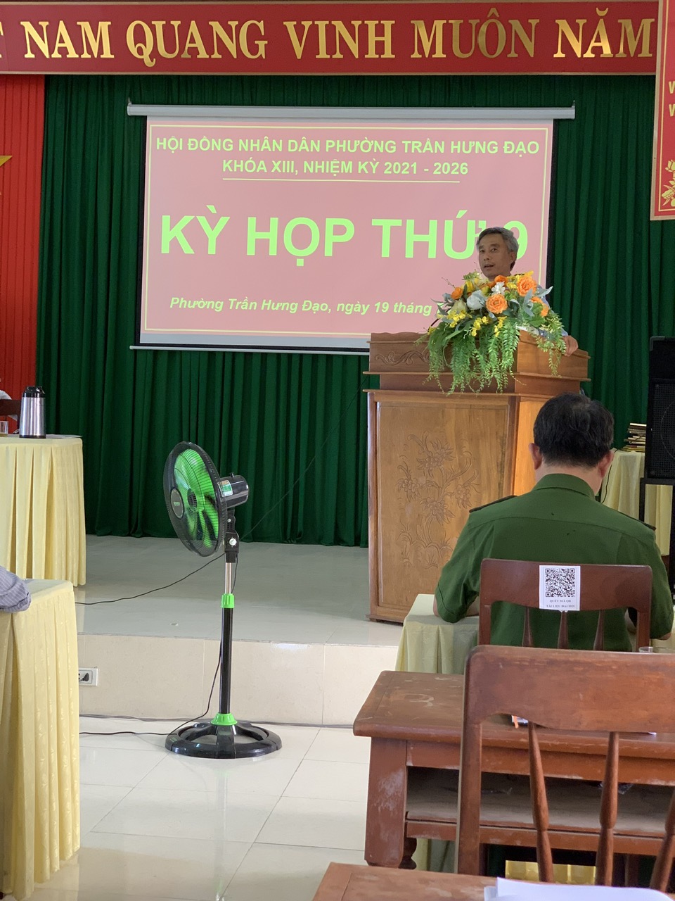 Đồng chí Đặng Ngọc Thanh, Chủ tịch UBND phường giải trình một số nội dung chất vấn của các vị đại biểu HĐND phường
