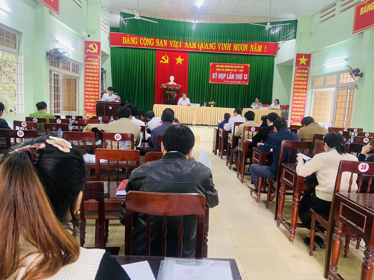 Quang cảnh kỳ họp thứ 13 HĐND xã Đức Tân, khóa XIII, nhiệm kỳ 2021 - 2026