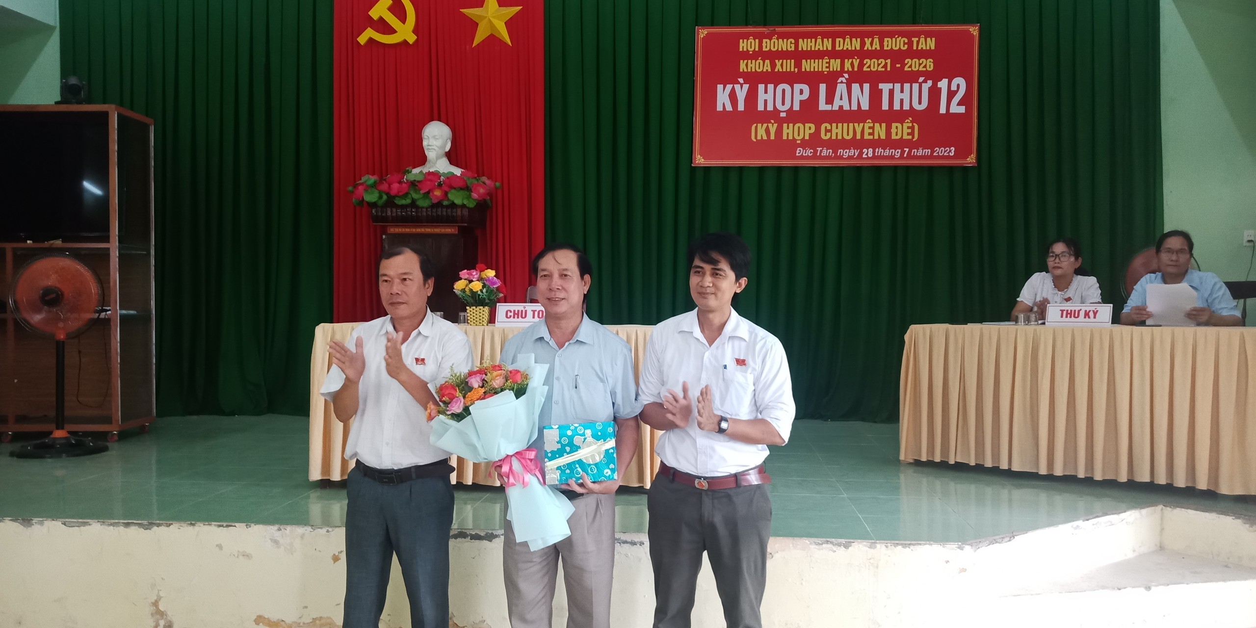Đ/c: Nguyễn Văn Từ nhận hoa và quà thôi giữ chức vụ chủ tịch HĐND xã Đức Tân