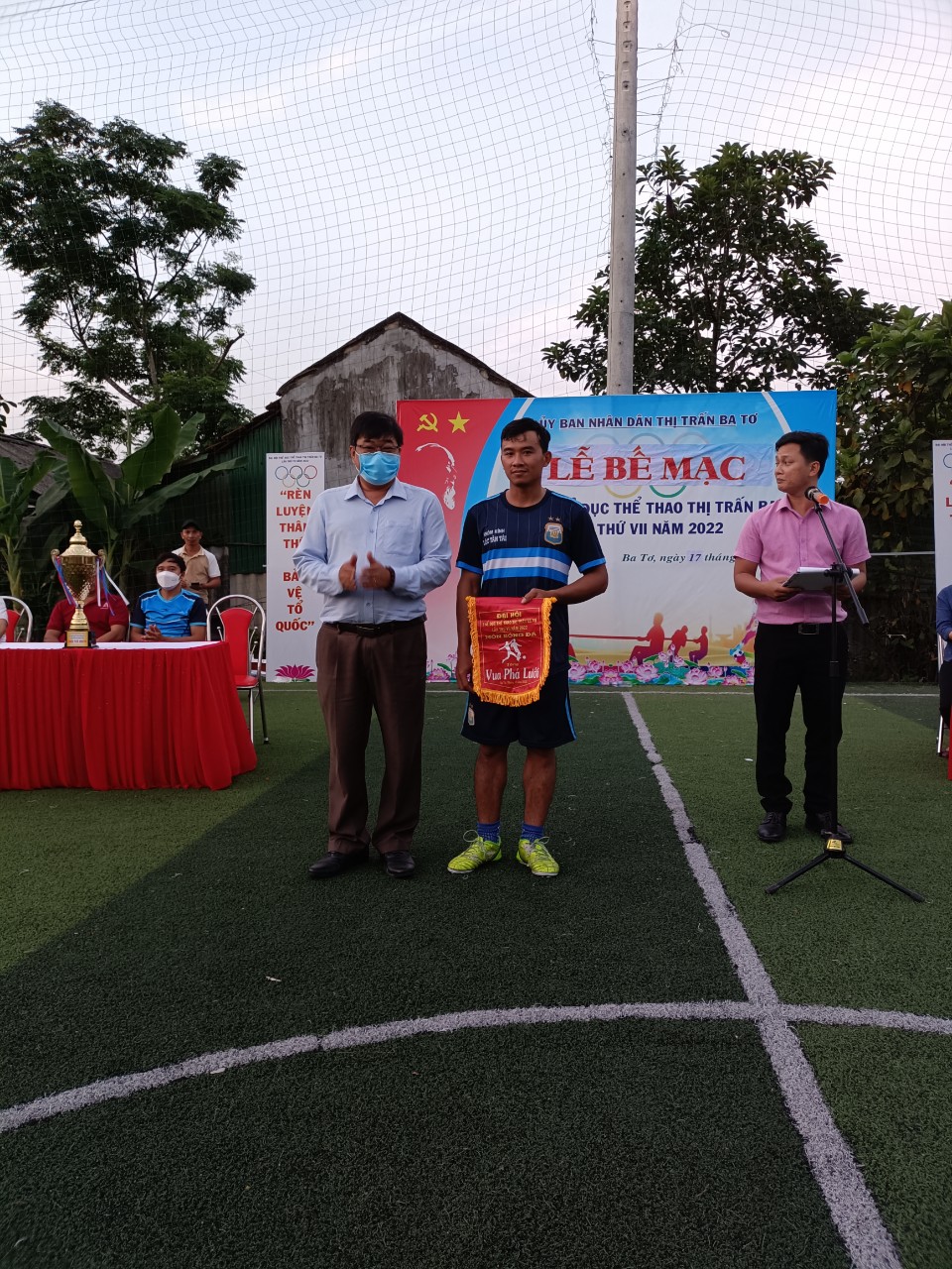 BTC trao giải Cầu thủ xuất sắc nhất cho cầu thủ Nguyễn Quang Tỉnh