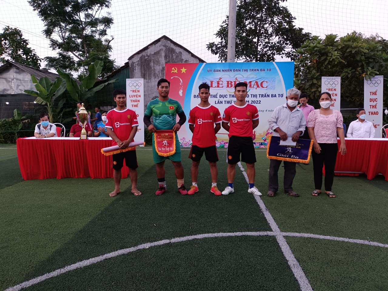 BTC trao giải ba môn bóng đá cho đội bóng TDP Kon Dung
