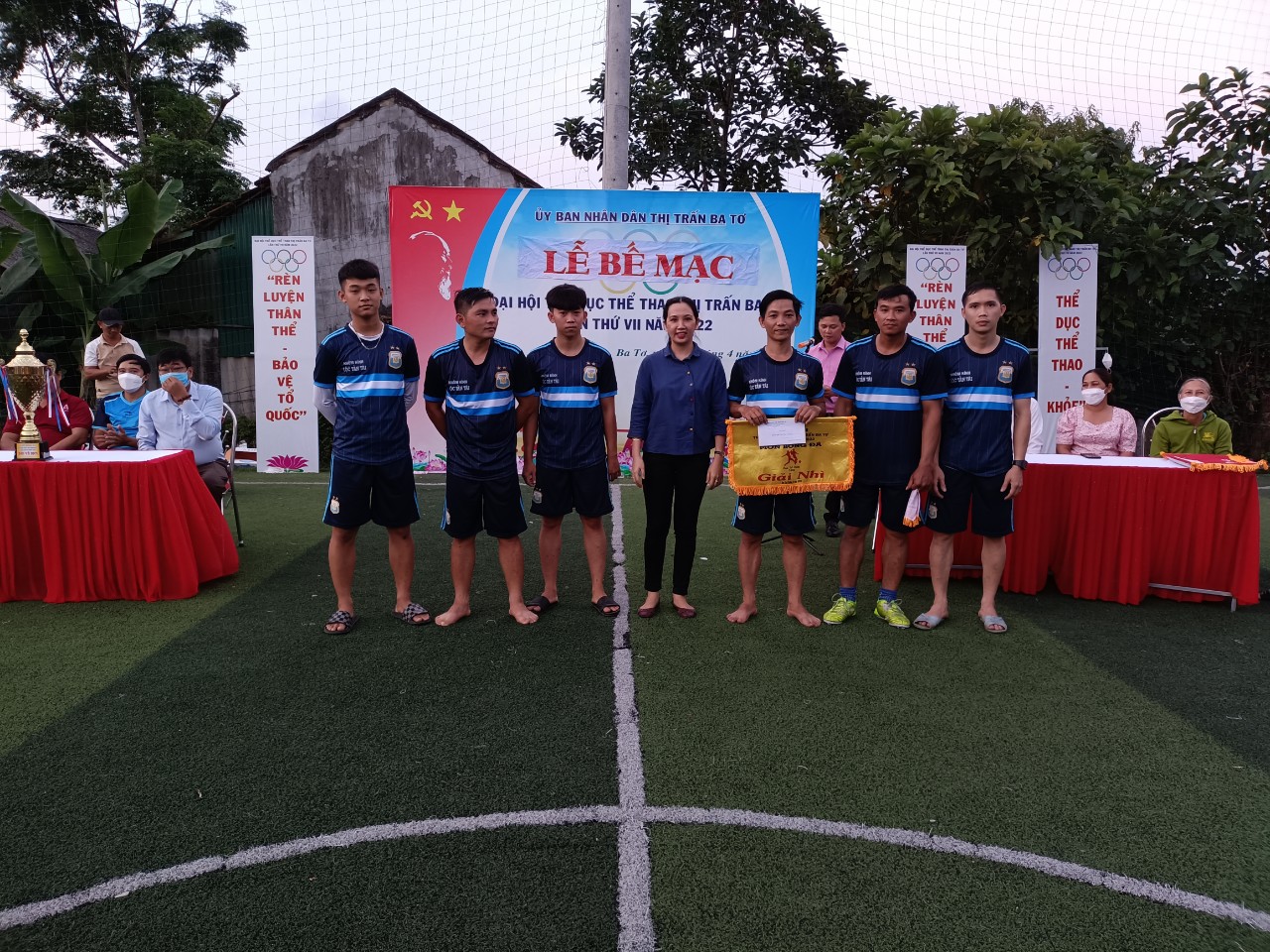 BTC trao giải nhì môn bóng đá cho đội TDP Tài Năng