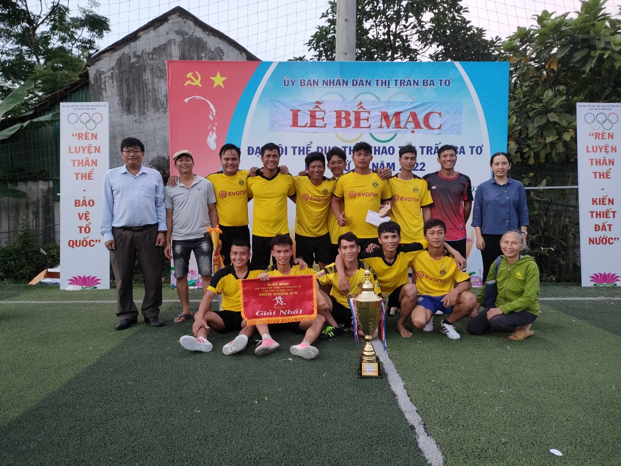BTC trao giải nhất môn bóng đá Mini cho đội bóng TDP Uy Năng