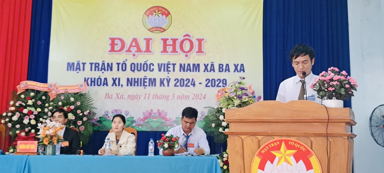 Đồng chí Nguyễn Quang Ngọc - HUV, Phó Chủ tịch Uỷ ban MTTQ Việt Nam huyện Ba Tơ phát biểu tại Đại hội