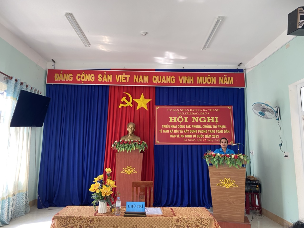 Đồng chí Phạm Thị Minh Đôi, PBT - CT. UBND xã phát biểu