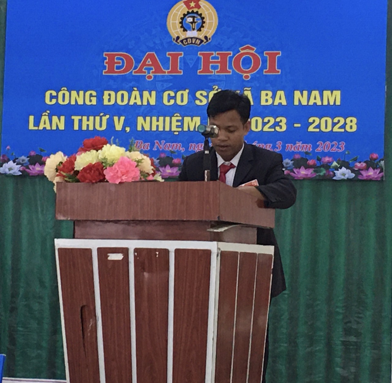 Đồng chí Phạm Văn Náy, PCT UBND xã - CT CĐCS xã Ba Nam nhiệm kỳ 2017-2023 phát biểu khai mạc Đại hội