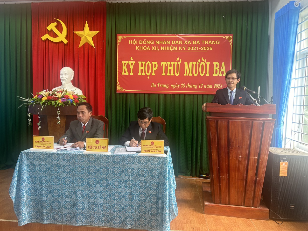 Đồng chí Phạm Văn Mon - Bí thư Đảng uỷ xã phát biểu tại kỳ họp