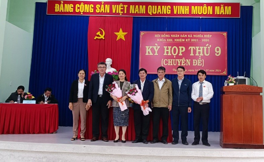 Lãnh đạo huyện Tư Nghĩa tặng hoa chúc mừng đồng chí Nguyễn Văn Tuyên (chính giữa), tân Chủ tịch UBND xã Nghĩa Hiệp, nhiệm kỳ 2021 – 2026