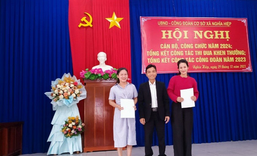 Đồng chí Phạm Văn Tân, PCT.UBND, Chủ tịch Công đoàn trao quyết định kết nạp cho 02 cán bộ, công chức vào công đoàn (Ảnh: Quang Nghiệp)