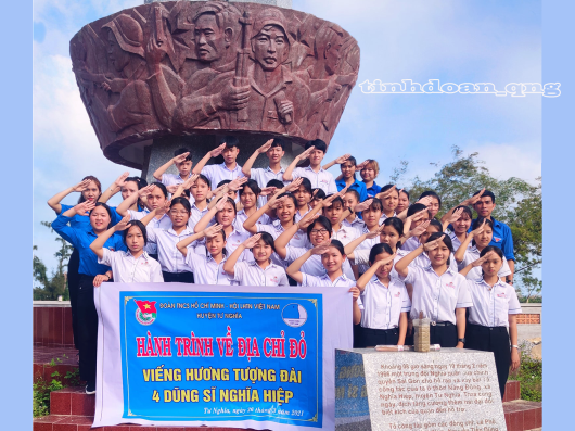 Chương trình Hành trình về địa chỉ đỏ, viếng hương Di tích tượng đài bốn dũng sĩ Nghĩa Hiệp và kết nạp 40 đoàn viên mới nhân Kỷ niệm 90 năm Ngày thành lập Đoàn TNCS Hồ Chí Minh.
