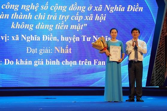 Ban tổ chức trao giải nhất do khán giả bình chọn trên Fanpage của Sở Thông tin và Truyền thông cho Tổ CNSCĐ xã Nghĩa Điền, huyện Tư Nghĩa