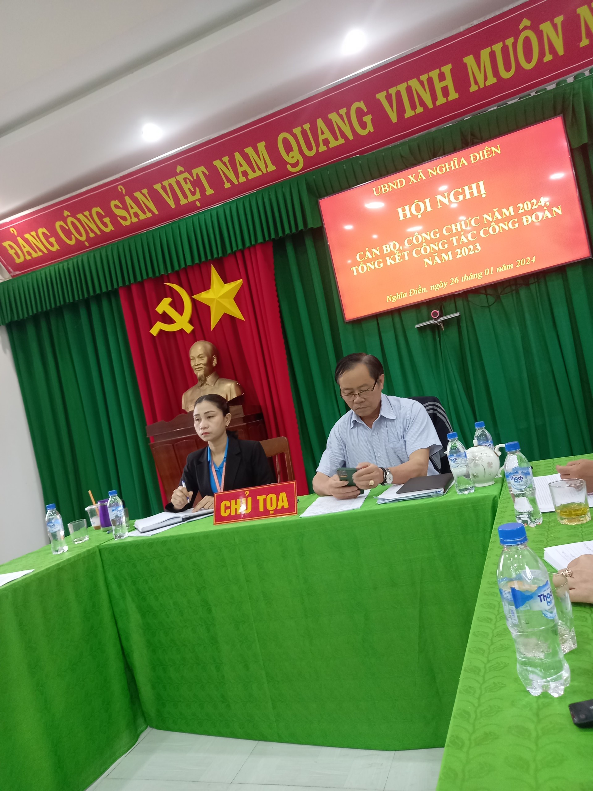 Đồng chí Nguyễn Quang Lâm - Chủ tịch UBND xã cùng Đồng chí Lê Thị Mỹ Nương - Chủ tịch Công đoàn đồng chủ trì Hội nghị