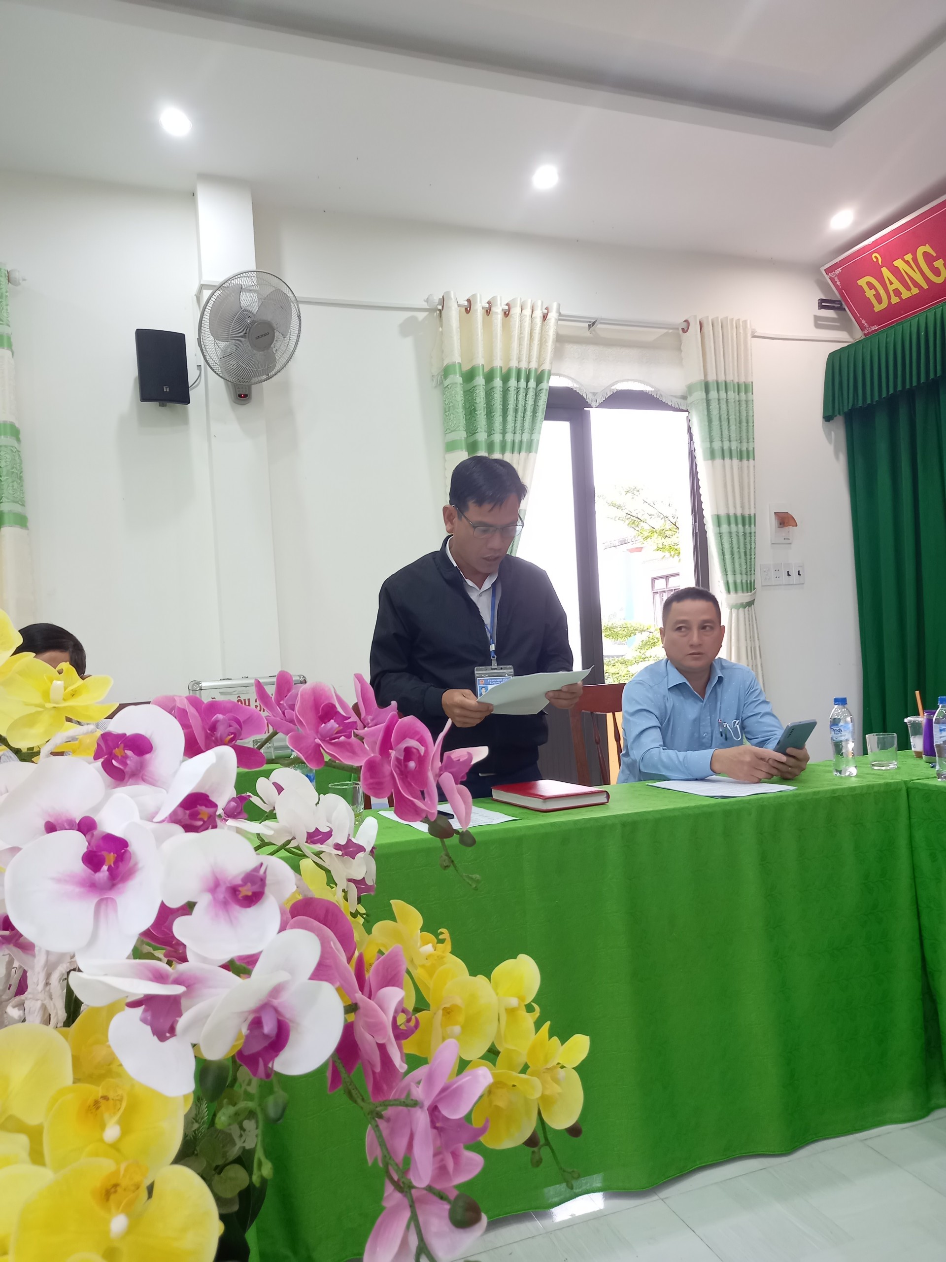 Đồng chí Nguyễn Tiến - Phó chủ tịch UBND xã thông qua Báo cáo Kết quả thực hiện nhiệm vụ của cán bộ, công chức năm 2023 và phương hướng, nhiệm vụ năm 2024.