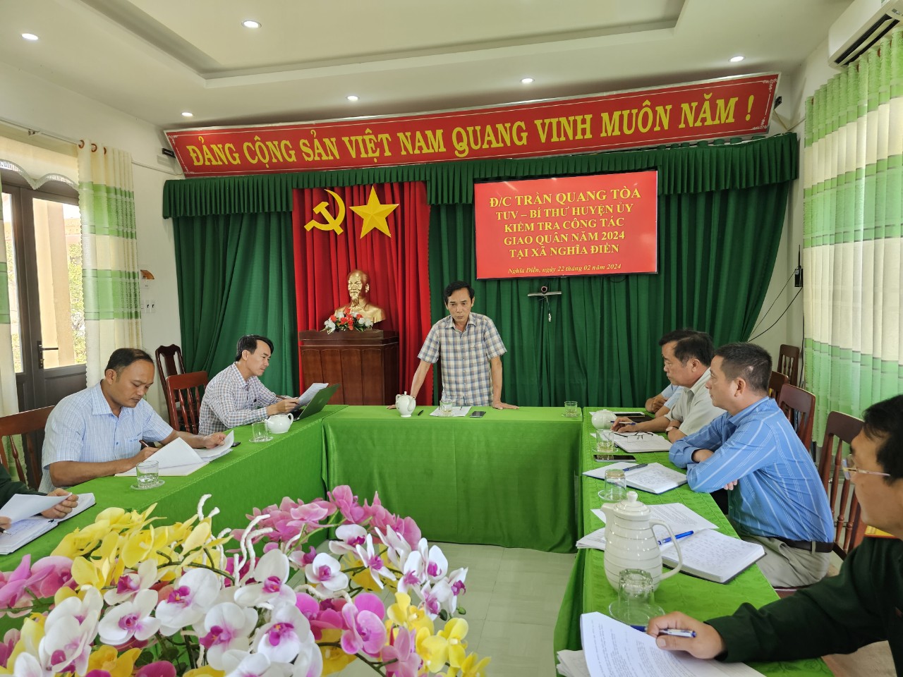 Đồng chí Trần Quang Tòa - Tỉnh ủy viên, Bí thư Huyện ủy Tư Nghĩa phát biểu chỉ đạo tại buổi kiểm tra công tác tuyển quân tại xã Nghĩa Điền