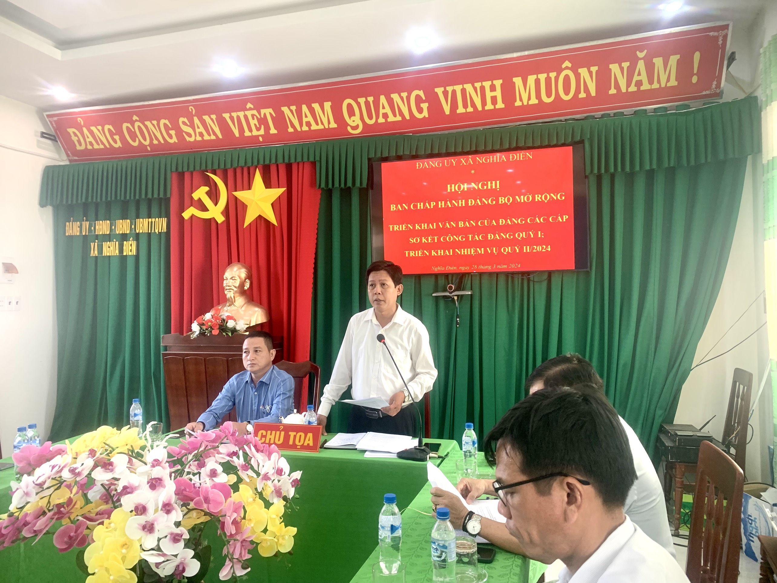 Đồng chí Nguyễn Hoàng Tuấn - Bí thư Đảng ủy xã phát biểu chỉ đạo tại hội nghị.