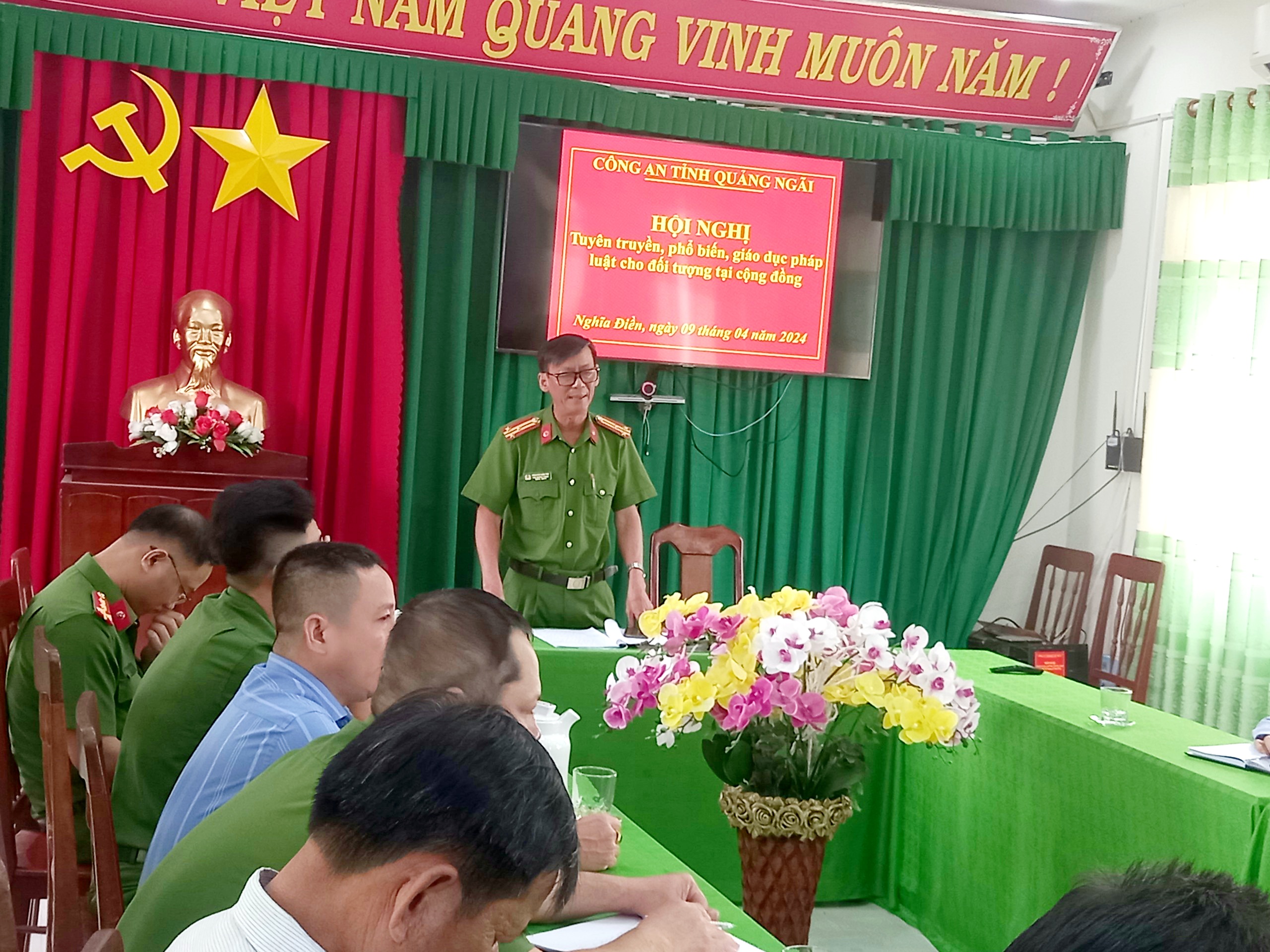 Đồng chí Nguyễn Văn Tìm - Phó trưởng phòng PC10 Công an tỉnh thực hiện công tác tuyên truyền