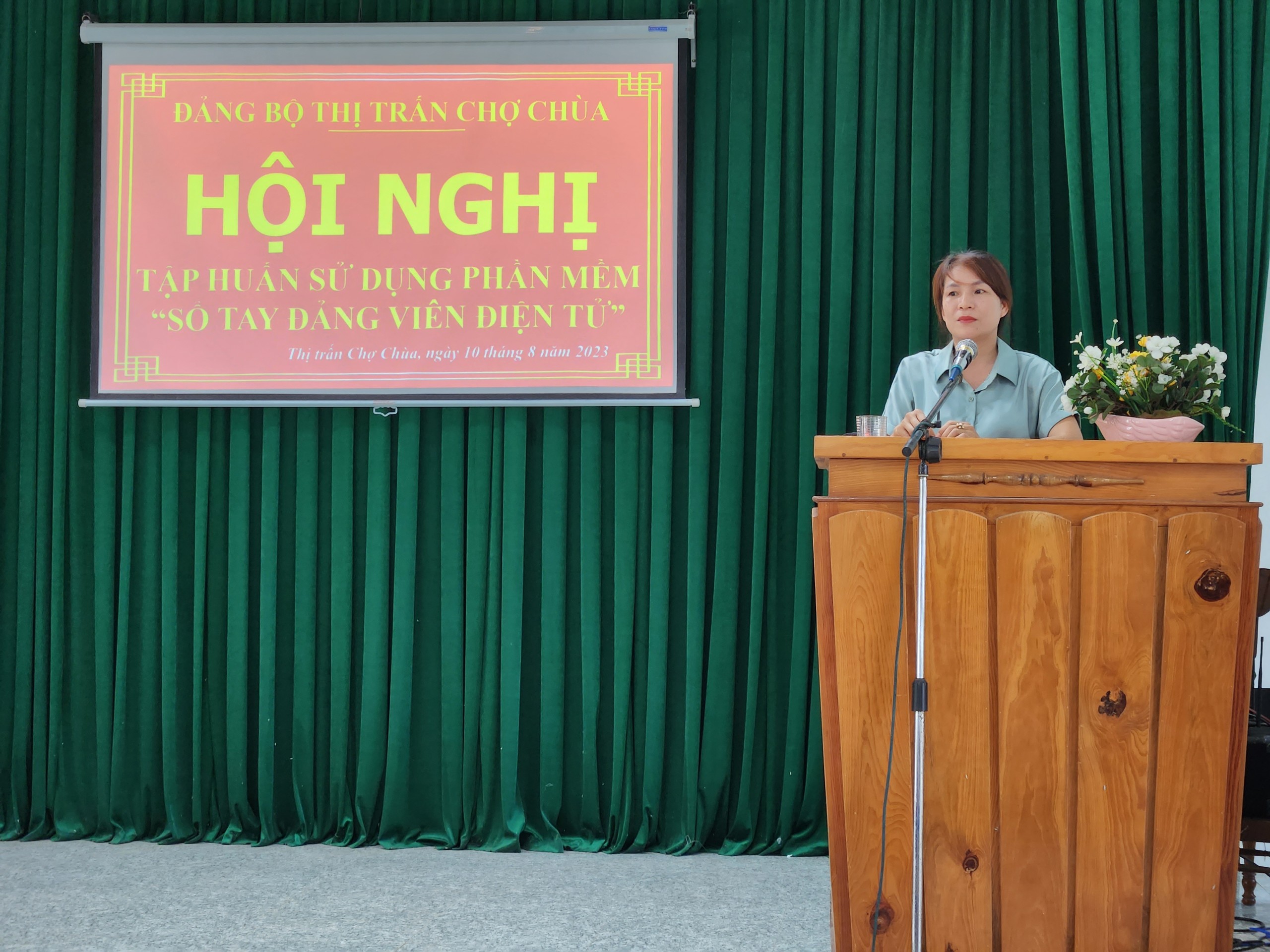 Đ/c Nguyễn Thị Thanh Ý- Phó Bí thư Đảng uỷ phát biểu tại hội nghị tập huấn