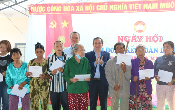 Lãnh đạo tỉnh trao quà của Ủy Ban MTTQ Việt Nam tỉnh cho hộ nghèo