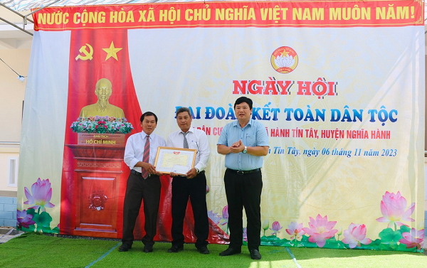 Ủy ban MTTQ Việt Nam tỉnh trao bằng khen cho thôn Tân Hòa
