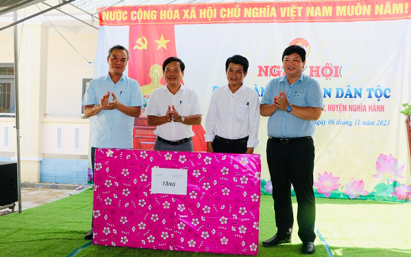 Ủy ban MTTQ Việt Nam tỉnh trao ti vi cho Phòng giáo dục và đào tạo huyện