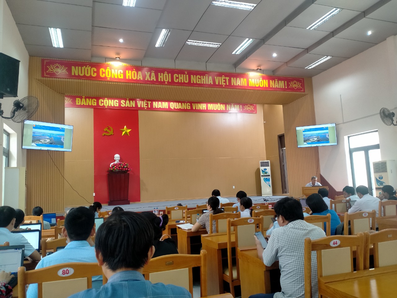 Đồng chí Huỳnh Quang Trung, Phó Trưởng phòng CCHC sở Nội Vụ hướng dẫn khai thác, sử dụng phần mềm chấm điểm Chỉ số cải cách hành chính