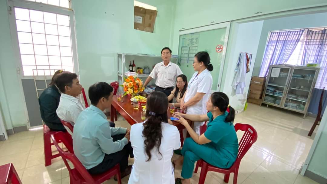 Đồng chí Đặng Ngọc Dung, Bí thư Đảng ủy - CT HĐND xã thăm và tặng hoa tại Trạm Y tế