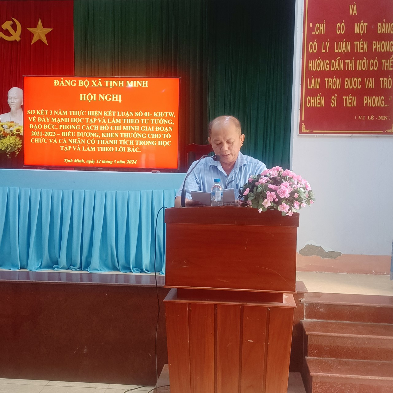  đồng chí Trần CôngThành - Uỷ viên Ban Thường vụ Huyện uỷ phát biểu tại hội nghị