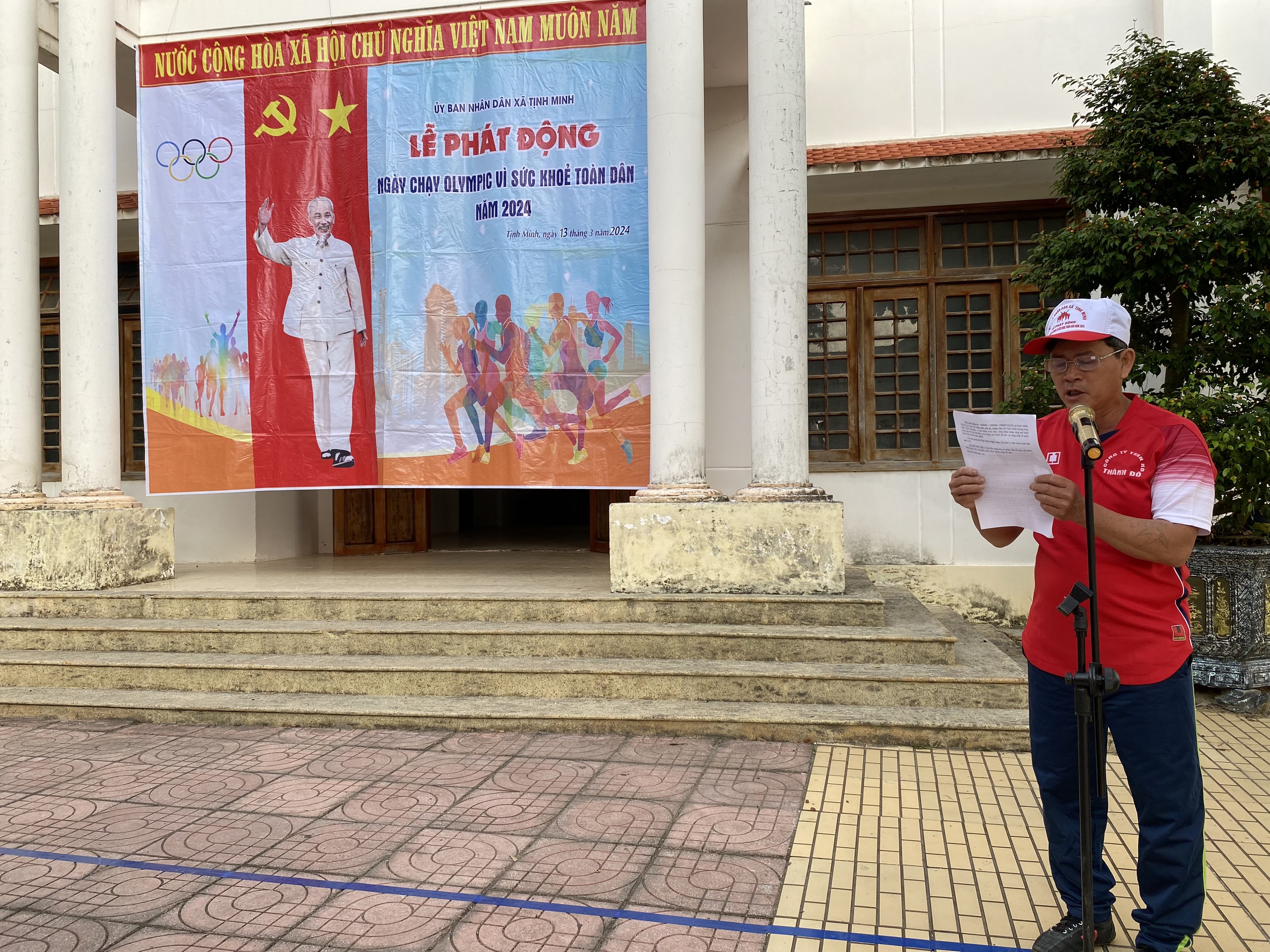 Đồng chí Phan Văn Kết - Phó Chủ tịch UBND xã, trưởng Ban Tổ chức lễ phát biểu khai mạc 