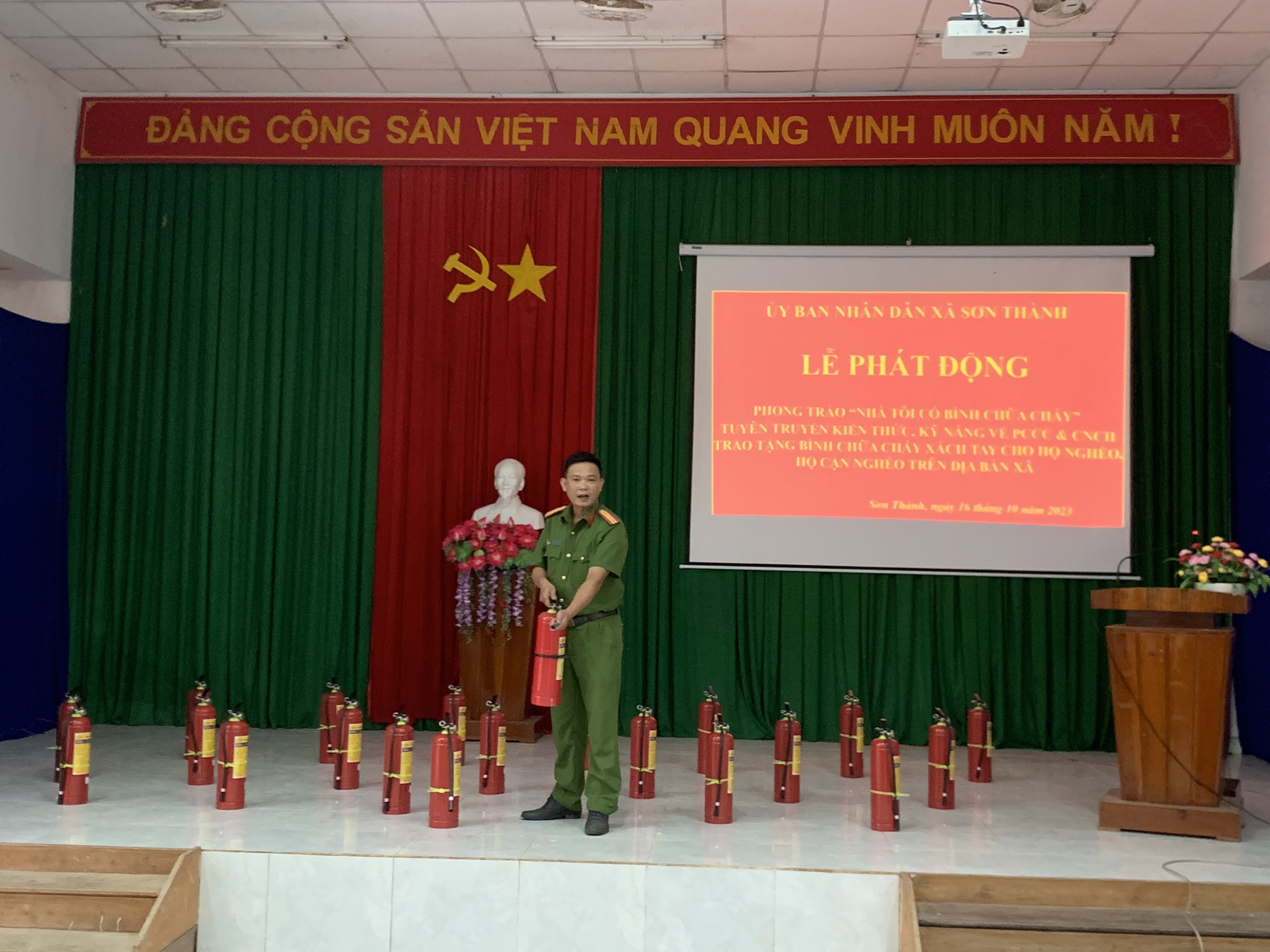 Đồng chí Hoàng Văn Tiến, Trưởng Công an xã hướng dẫn cách sử dụng 