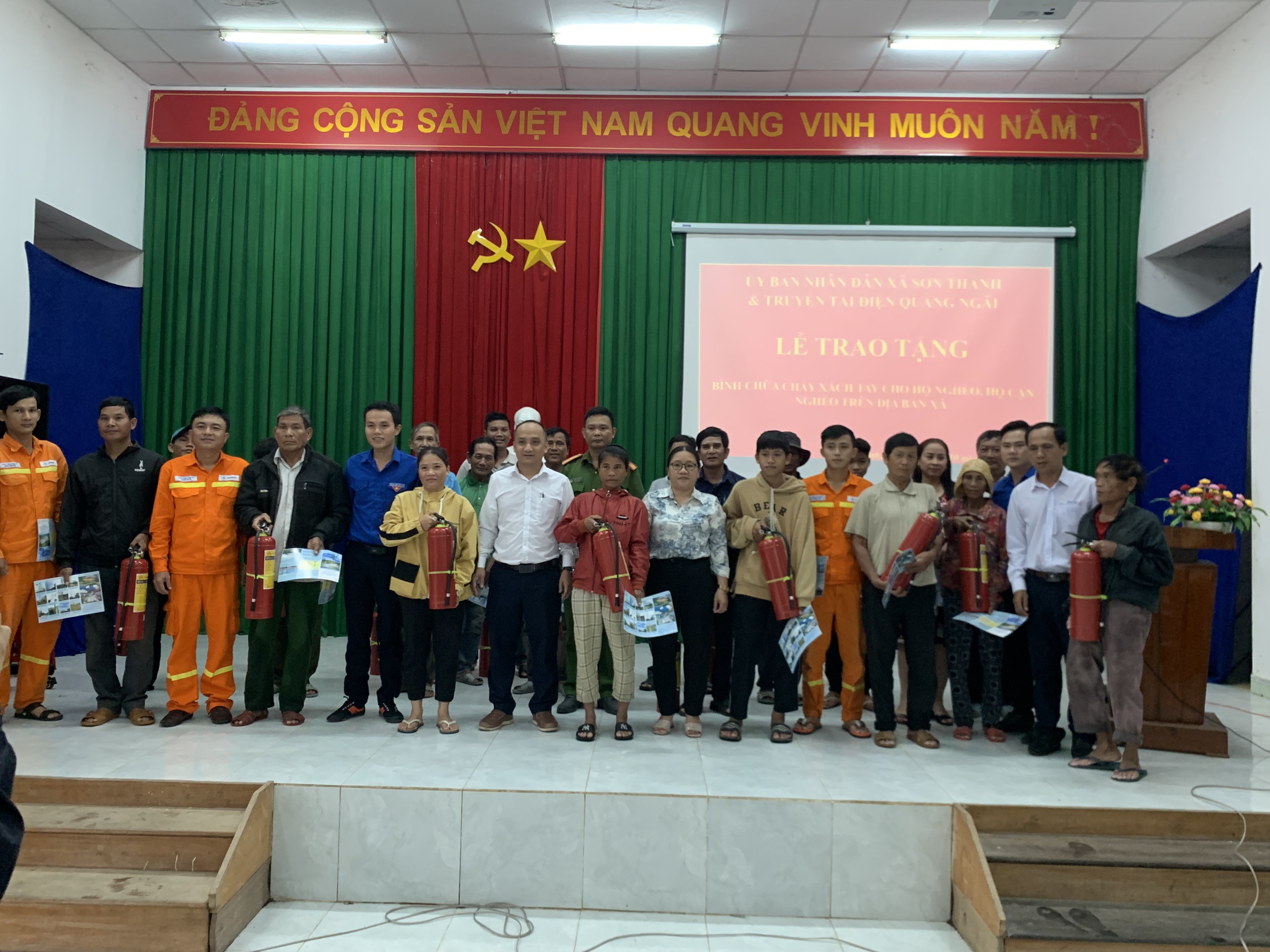 UBND xã phối hợp Truyền tải điện Quảng Ngãi cấp cho cấp cho 20 hộ gia đình bình chữa cháy xách tay cho hộ nghèo, hộ cận nghèo trên địa bàn xã