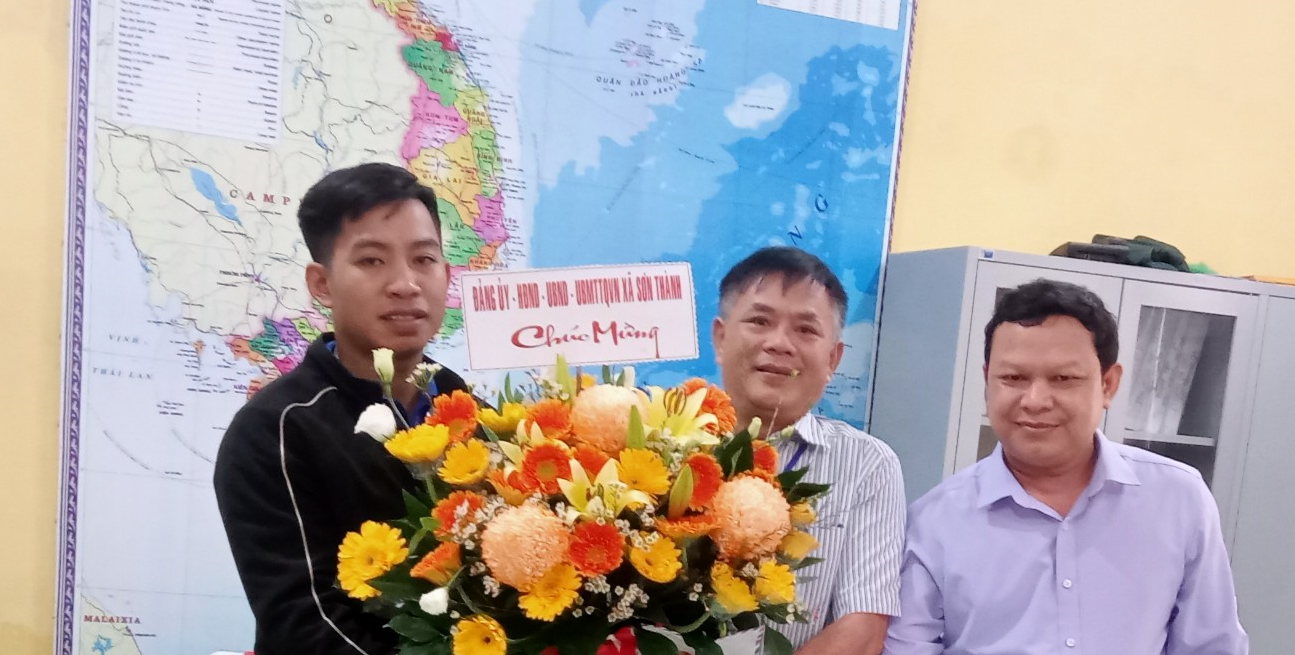 Đồng chí Đinh Văn Ngoan (bên trái), Bí thư Đảng ủy thăm tại Trường THPT Quang Trung
