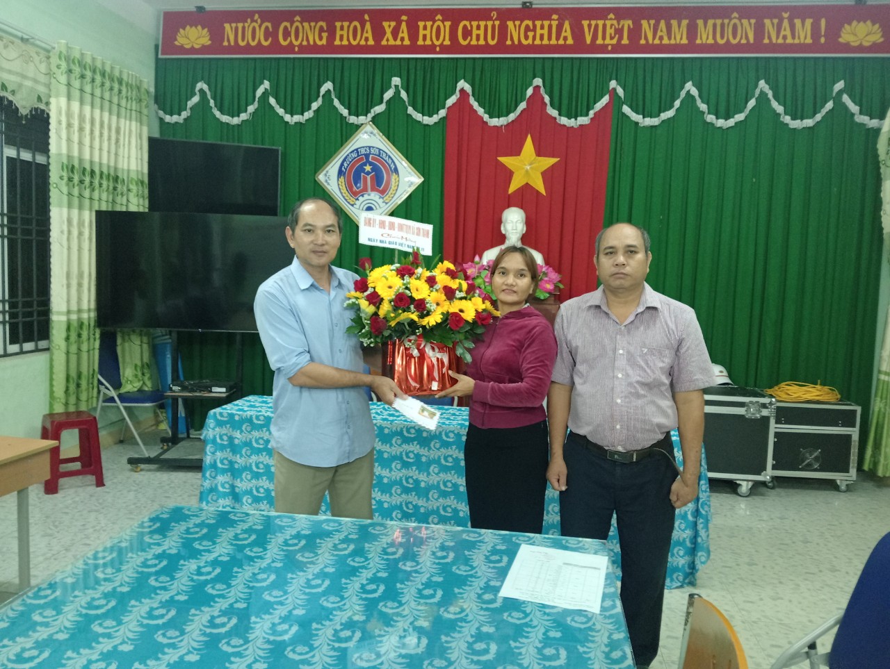 Đồng chí Đinh Công Ôn, PCT UBND xã (bên trái) và đồng chí Đinh Thị Thinh (bên trái, hàng 2), PCT UBND xã thăm tại Trường THCS Sơn Thành
