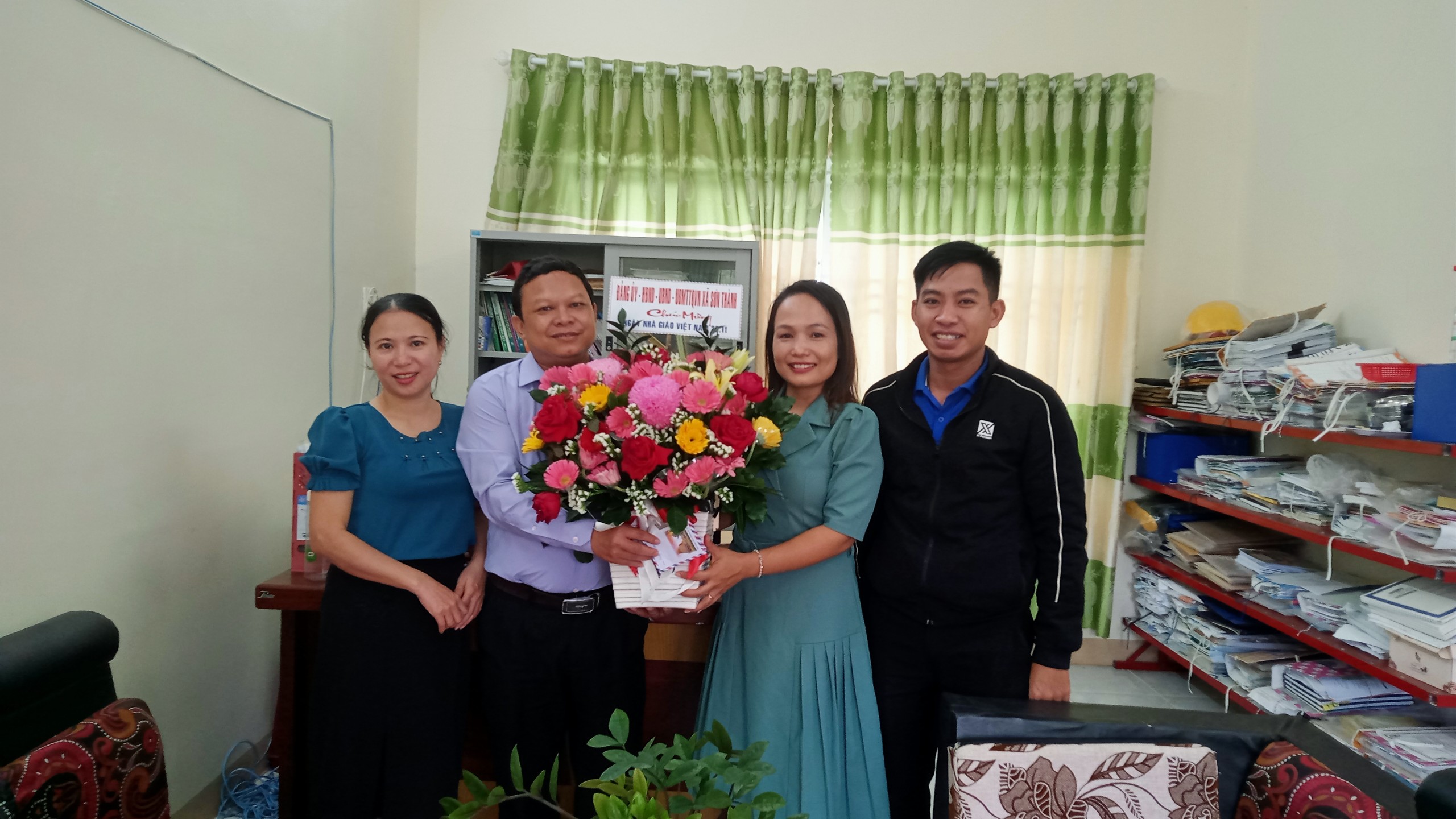 Đồng chí Đinh Văn Ngoan (bên phải, hàng thứ 2), Bí thư Đảng ủy thăm tại Trường Mầm non Sơn Thành