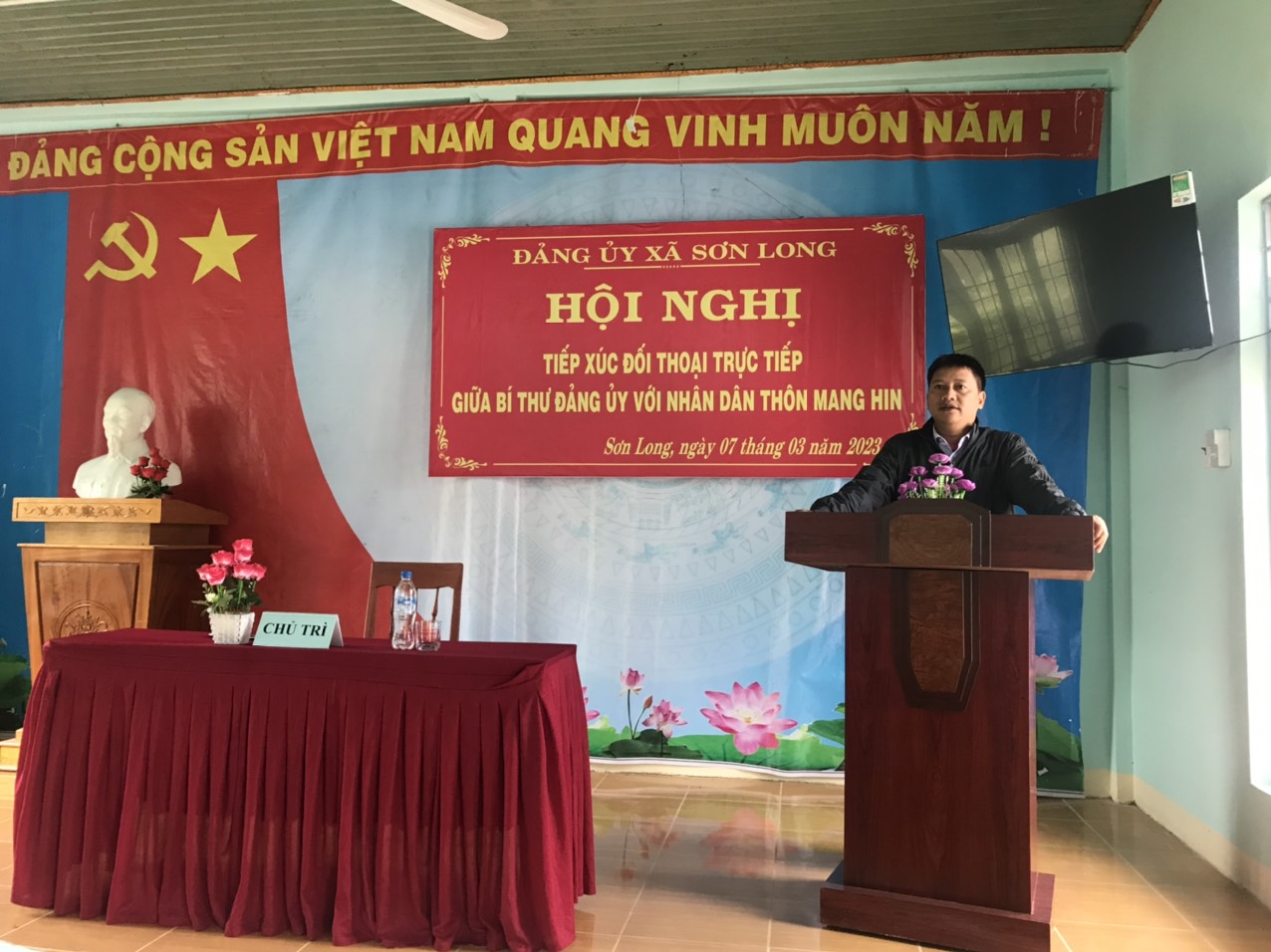 Bí thư Đảng ủy xã tiếp xúc đối thoại với Nhân dân thôn Mang Hin