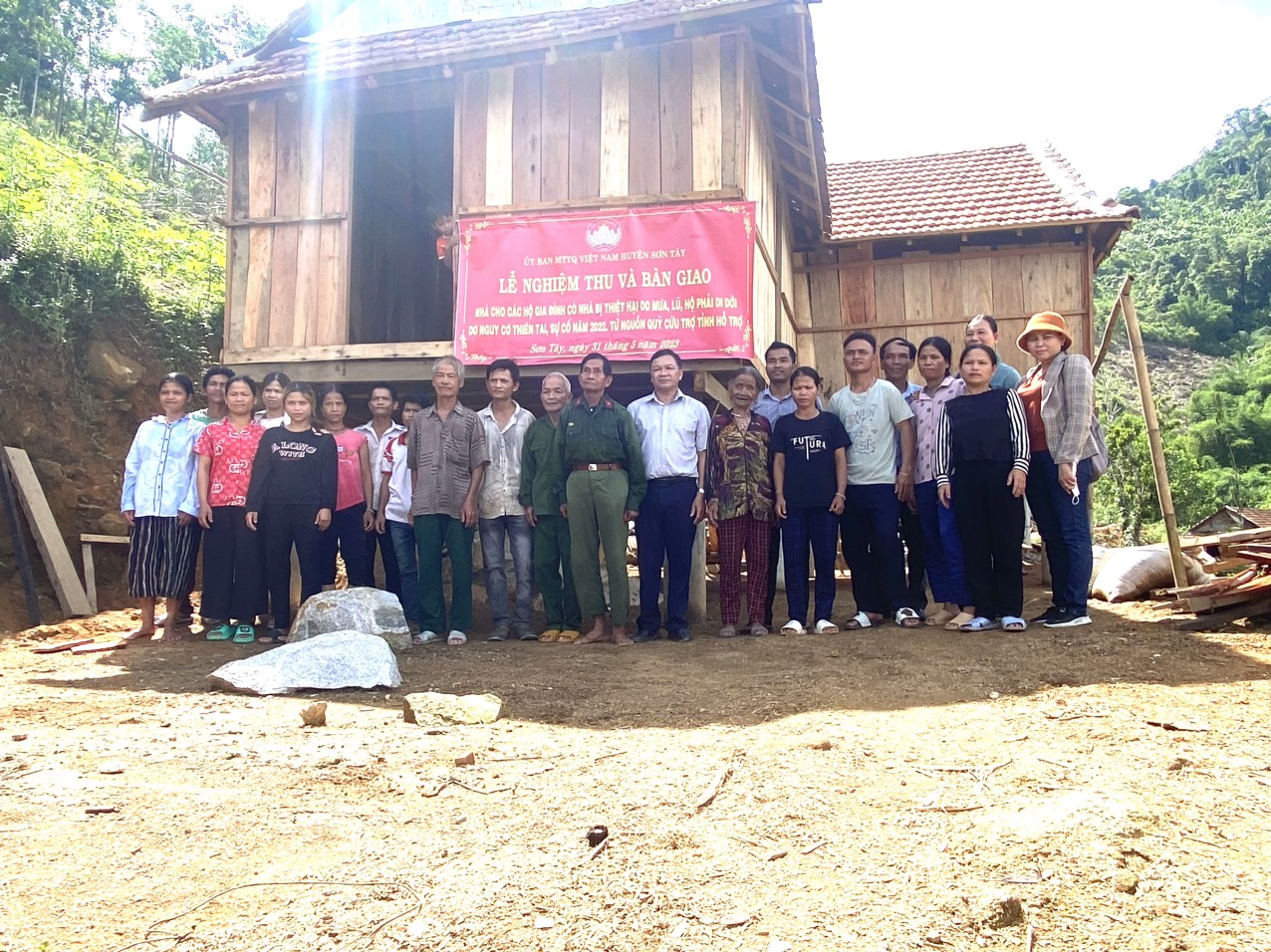 Ủy ban Mặt trận TQVN huyện Sơn Tây nghiệm thu và bàn giao 20 ngôi nhà cho dân tại xã Sơn Long.