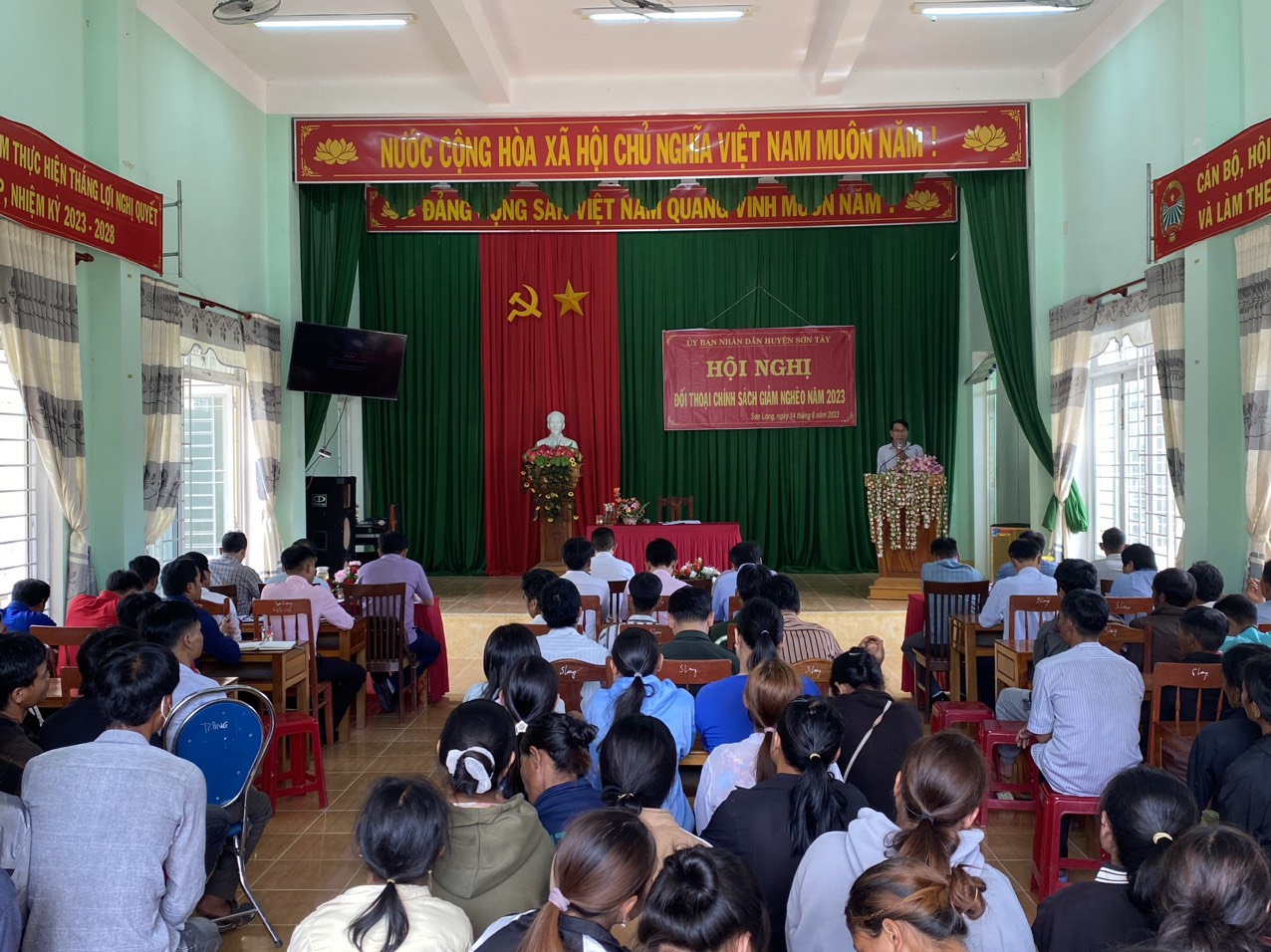 Ủy ban Nhân dân huyện Sơn Tây tổ chức đối thoại chính sách giảm nghèo năm 2023 với Nhân dân xã Sơn Long.