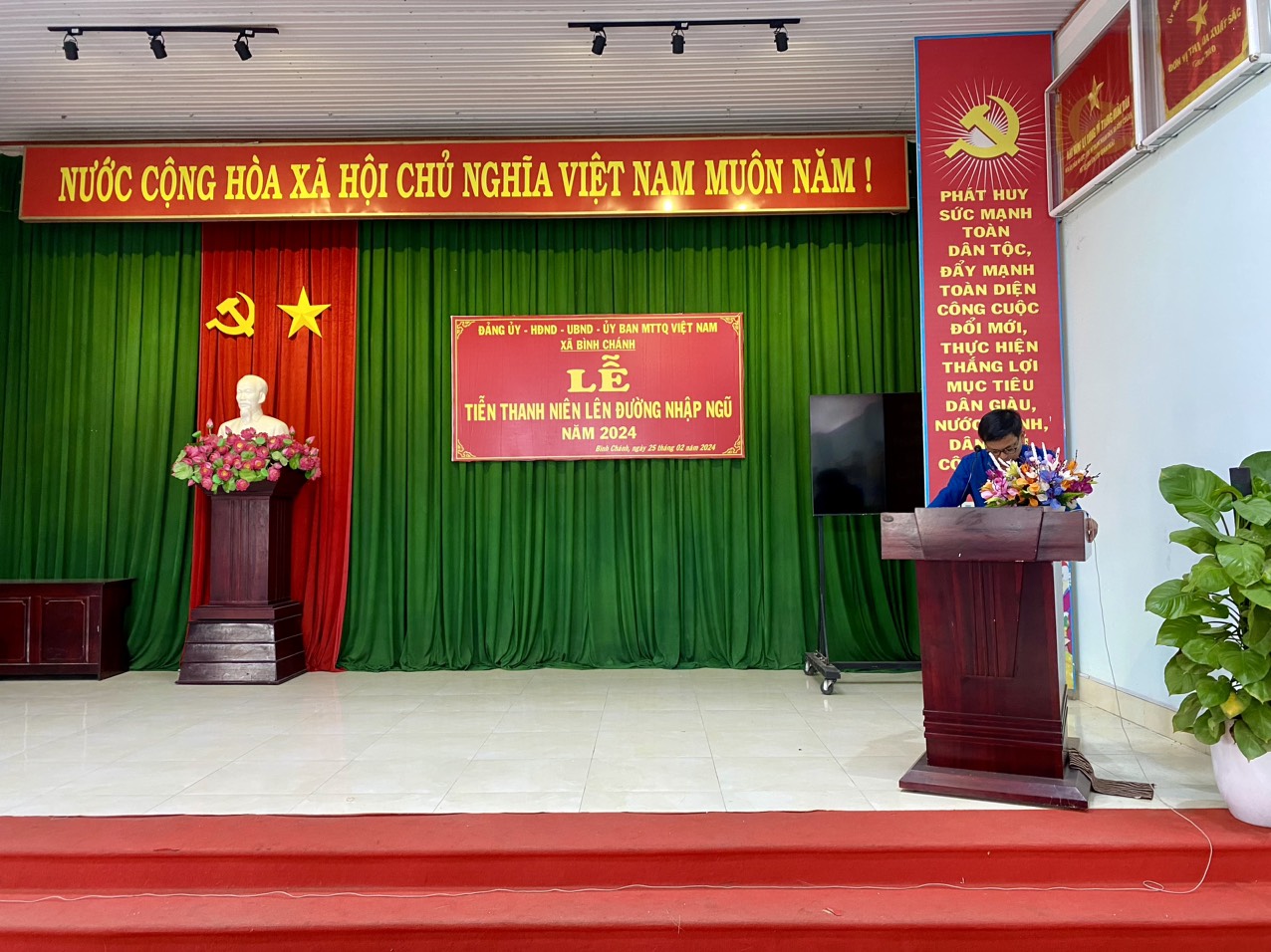Ông Nguyễn Văn Đạo phát biểu và gửi những lời chúc đến các thanh niên