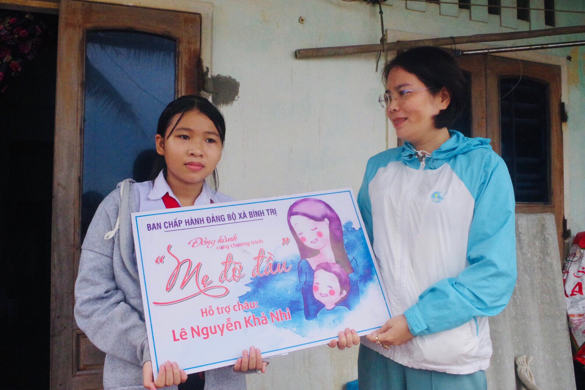 Đồng chí Nguyễn Thị Ngọc Tâm, Chủ tịch Hội LHPN xã trao số tiền hằng tháng thực hiện chương trình "Mẹ đỡ đầu"