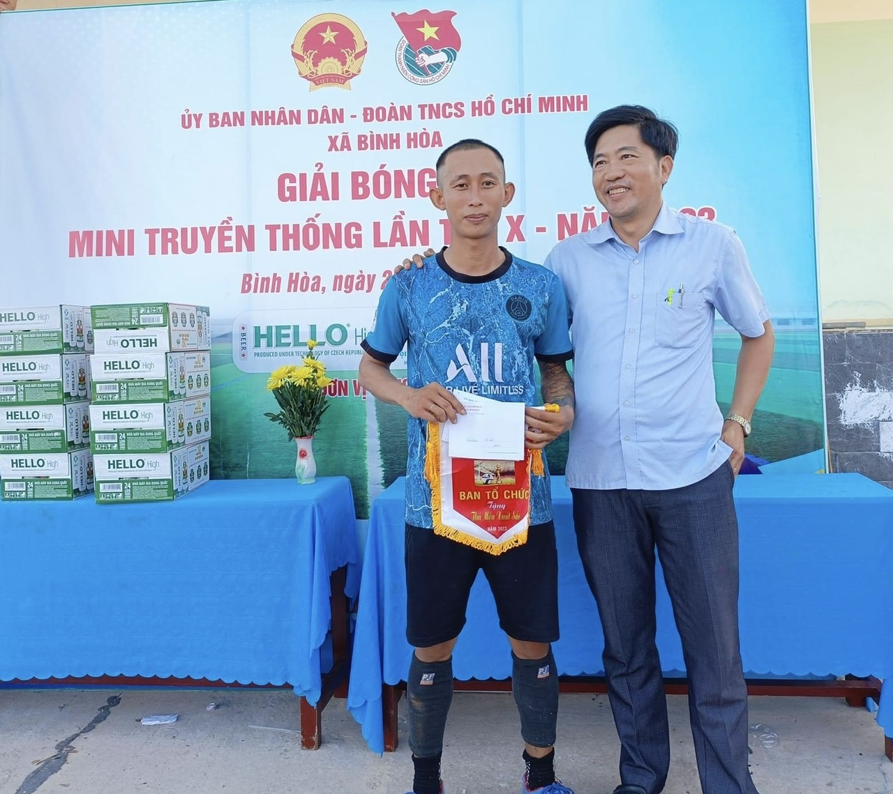 Thủ môn Nguyễn Văn Tuấn- đội bóng Chi đoàn thôn 3 nhận giải "thủ môn xuất sắc nhất"