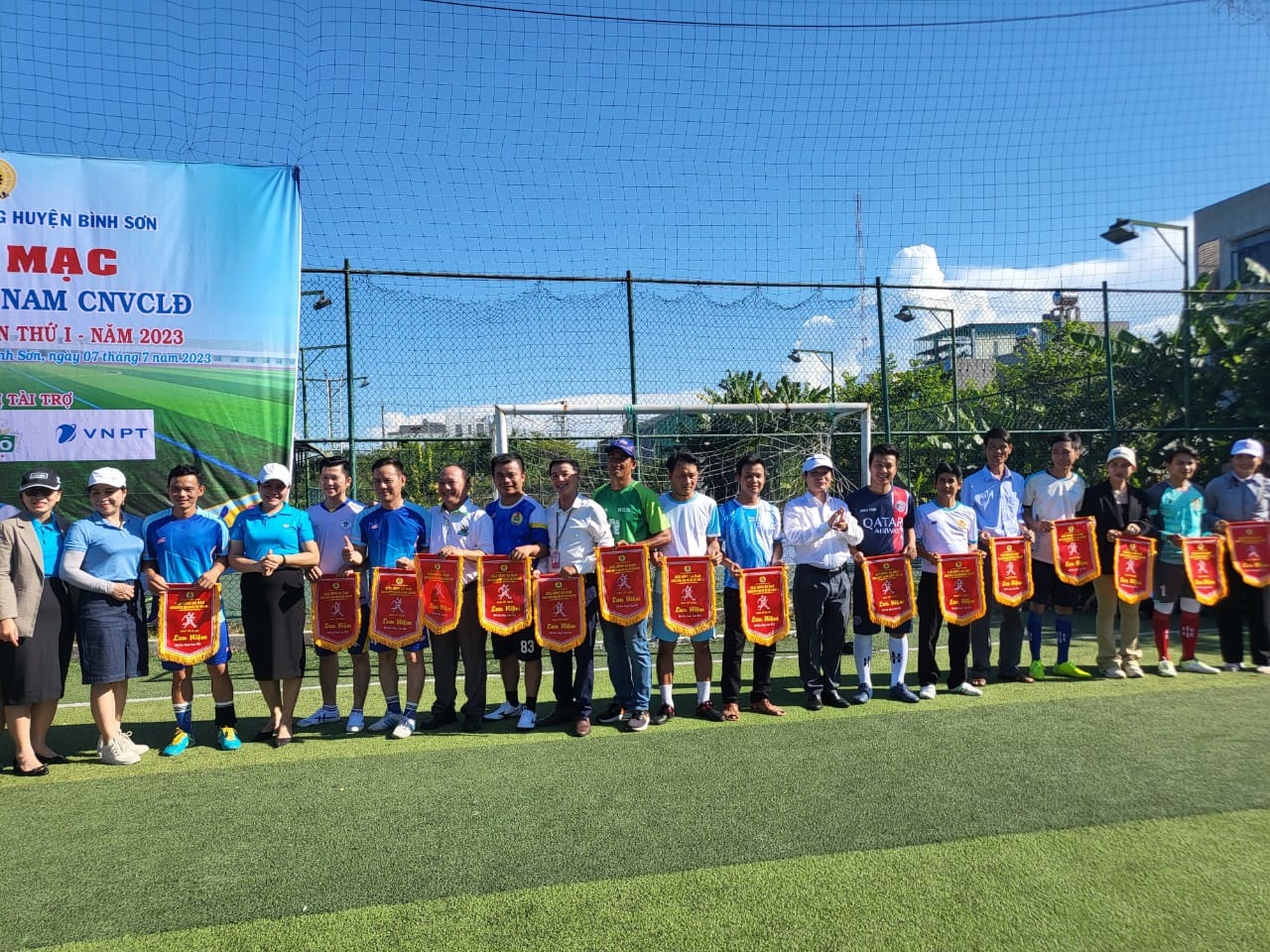 Đại diện 23 đội bóng thuộc 113 CĐCS nhận cờ lưu niệm từ BTC.