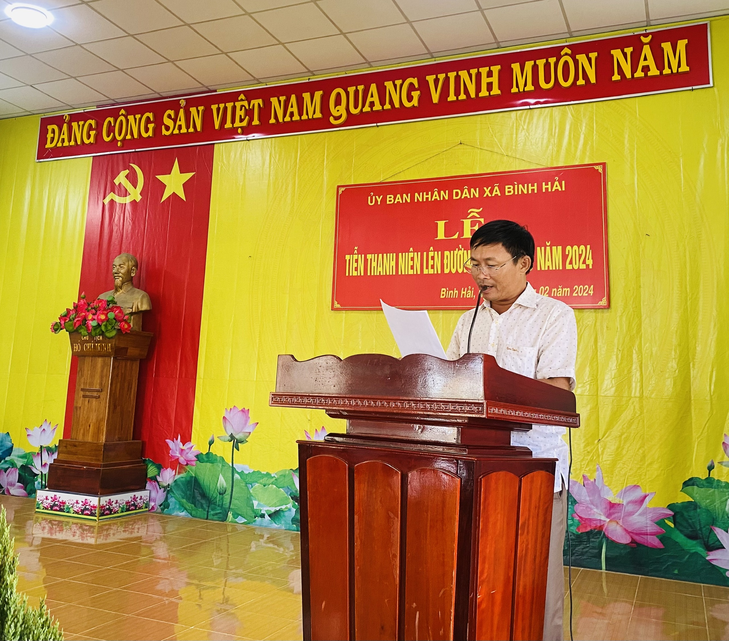 Đồng chí Ngô Văn Thính, Chủ tịch UBND xã - Chủ tịch HĐNVQS xã phát biểu tại buổi Lễ