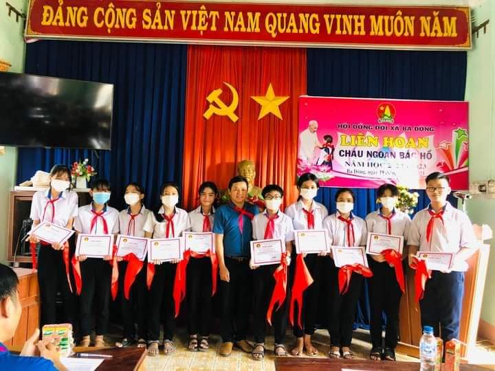 Ảnh: Đồng chí Nguyễn Hữu Tuyến, Bí thư Đảng ủy – CT HĐND xã Trao giấy chứng nhận “Cháu ngoan Bác Hồ”