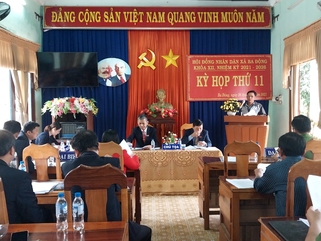 Ảnh: Đ/c Nguyễn Đức Hậu lãnh đạo UBND xã phát biểu tại kỳ họp