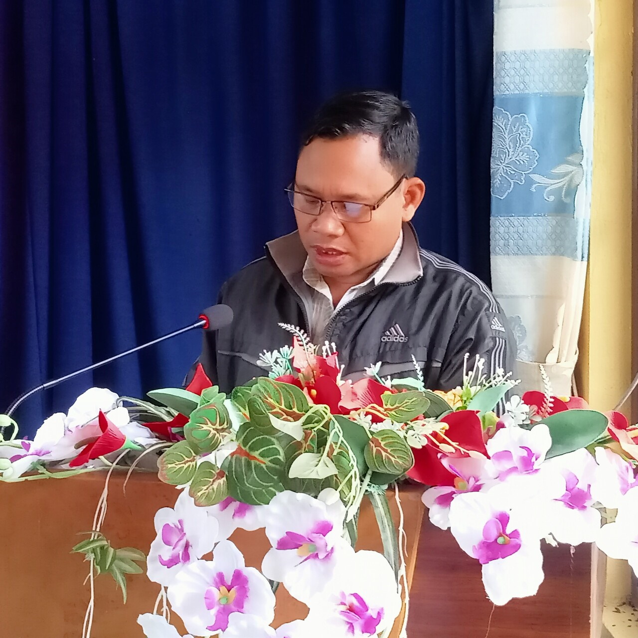 Đồng chí Hồ Văn Quang, Phó Chủ tịch UBND xã thông qua dự thảo Quyết định giao chỉ tiêu Kinh tế - Xã hội năm 2024