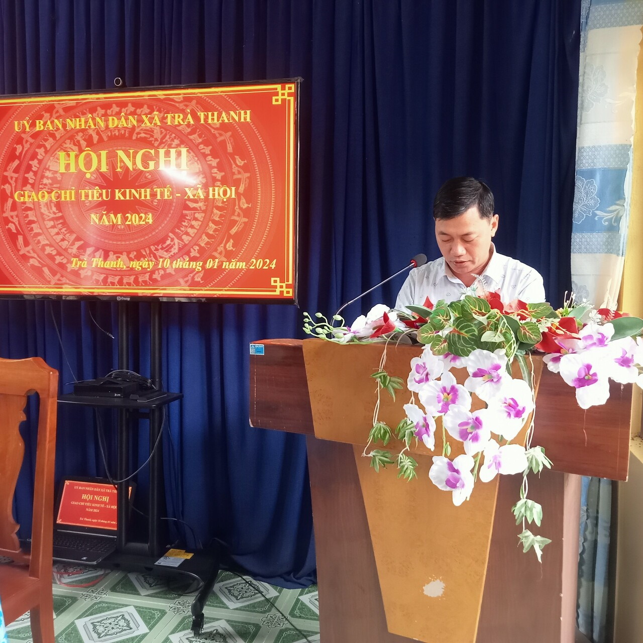 Đồng chí Huỳnh Văn Kiên, Phó Chủ tịch UBND xã thông qua dự thảo Quyết định về nhiệm vụ, giải pháp chủ yếu thực hiện kế hoạch phát triển kinh tế - xã hội năm 2024