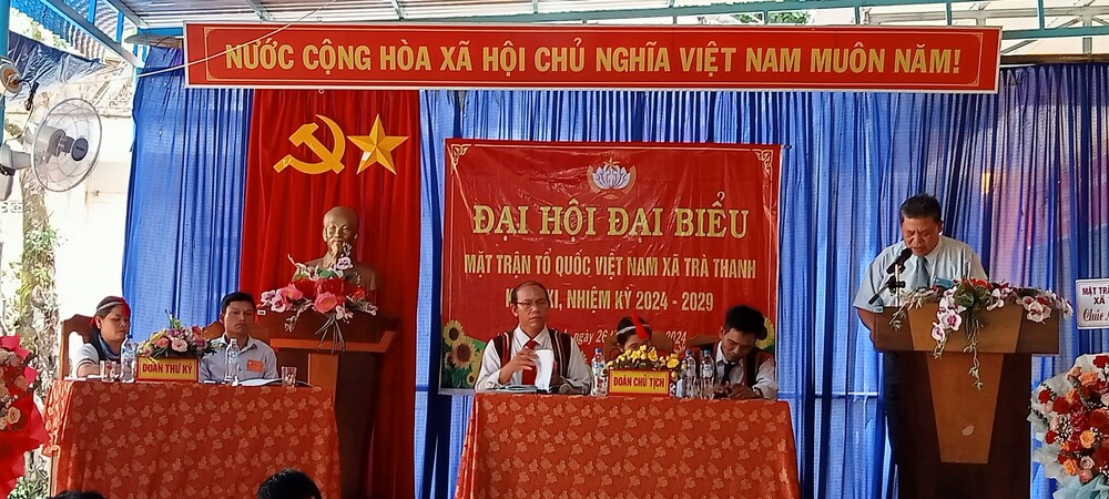 Đồng chí Lê Kim Trinh, UVBTV, Trưởng Ban Dân vận Huyện ủy - Chủ tịch Ủy ban Mặt trận Tổ quốc Việt Nam huyện phát biểu chỉ đạo tại đại hội