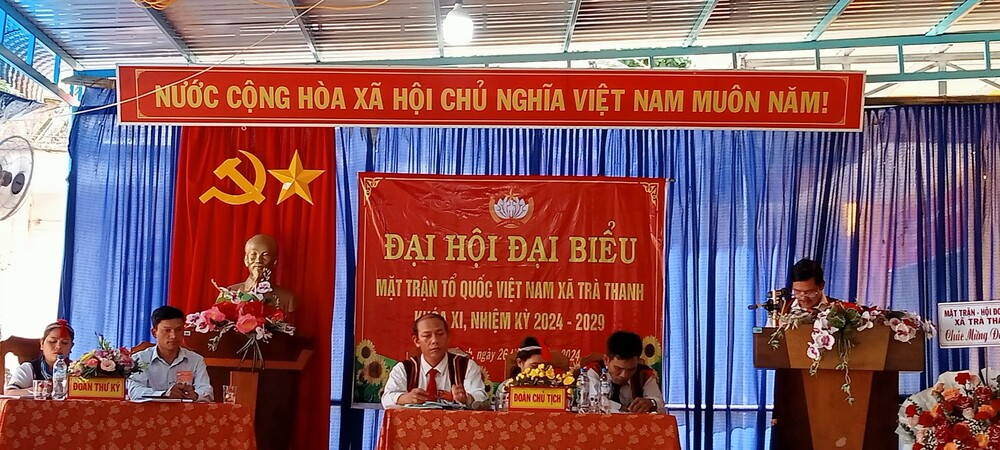 Đồng chí Bí thư Đảng ủy – Chủ tịch HĐND xã Hồ Thanh Hùng, phát biểu tại Đại hội