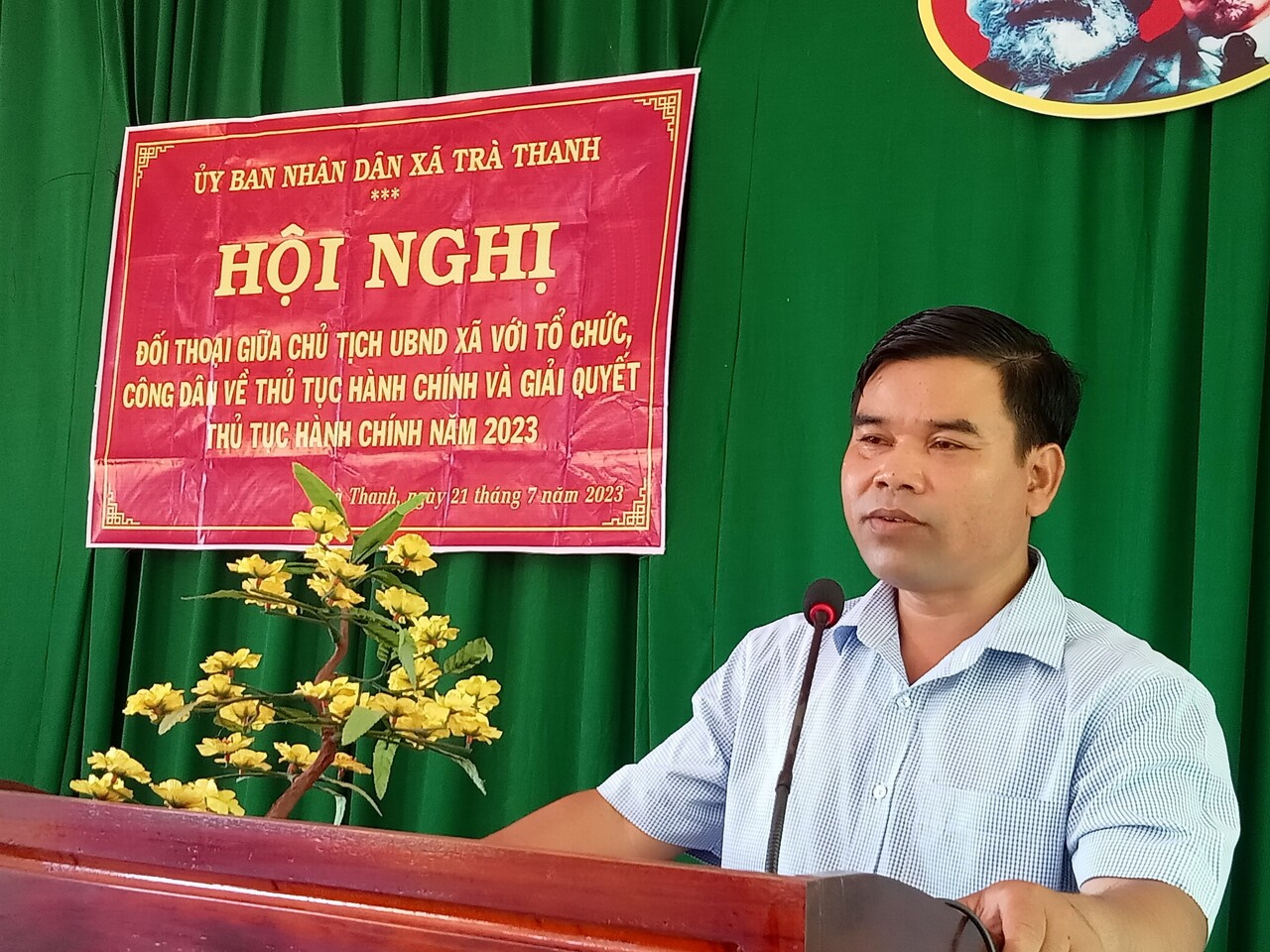 Đồng chí Hồ Văn Thịnh, Chủ tịch UBND xã kiến luận tại buổi đối thoại