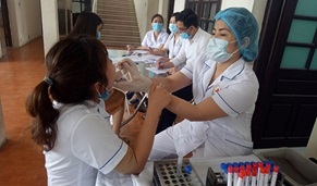 Thực hiện xét nghiệm sàng lọc SARS-CoV-2 đối với nhân viên y tế, người bệnh và người chăm sóc người bệnh