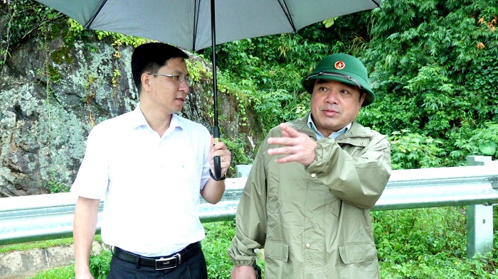Phó Chủ tịch UBND tỉnh Trần Hoàng Tuấn kiếm tra, chỉ đạo xử lý các điểm sạt lở trên địa bàn huyện Trà Bồng